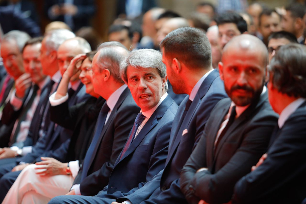 El acto, presideido por el presidente de la Comunidad de Madrid, Ángel Garrido, han intervenido el presidente del Real Madrid, Florentino Pérez, y el capitán del equipo, Felipe Reyes.