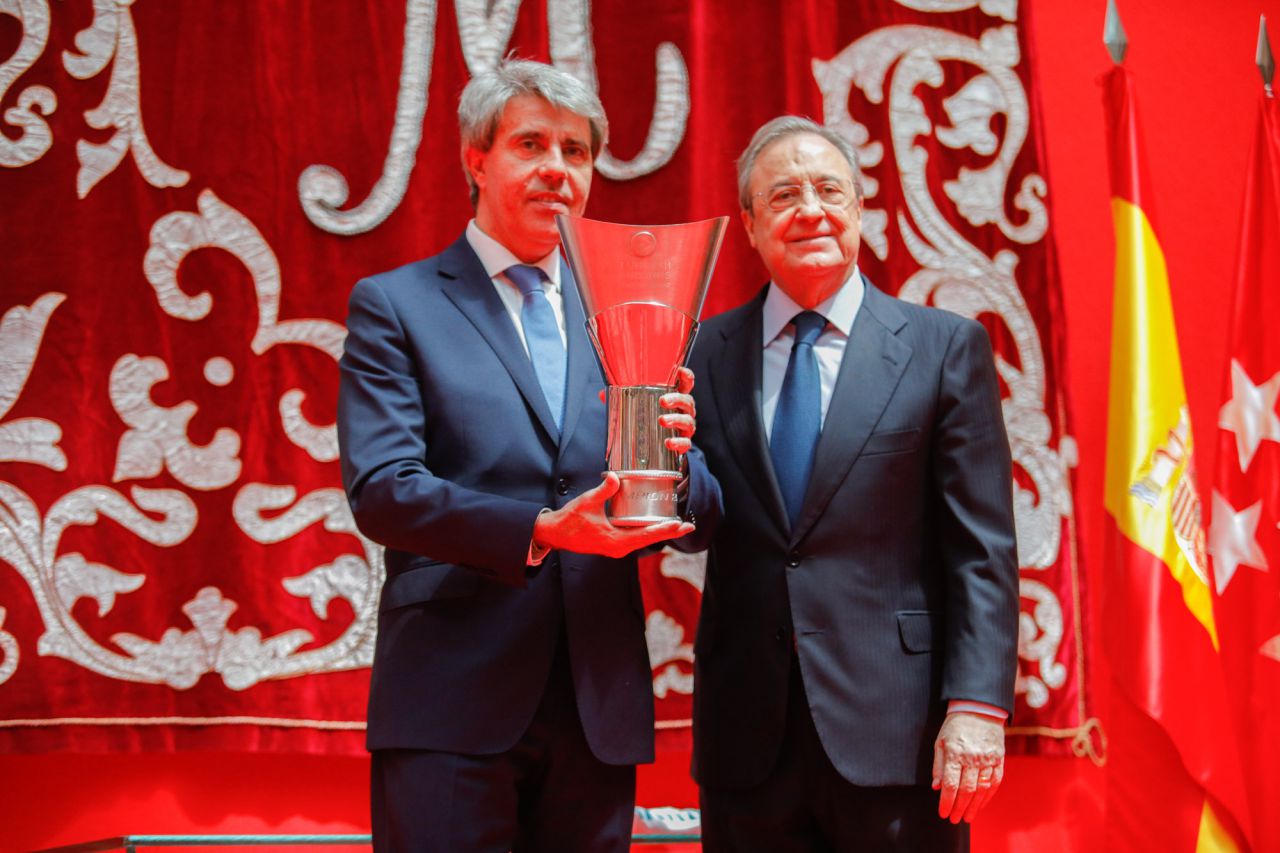 El acto, presideido por el presidente de la Comunidad de Madrid, Ángel Garrido, han intervenido el presidente del Real Madrid, Florentino Pérez, y el capitán del equipo, Felipe Reyes.