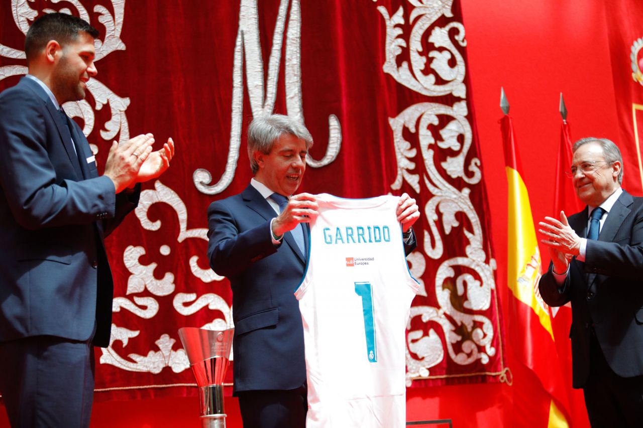 El acto, presideido por el presidente de la Comunidad de Madrid, Ángel Garrido, han intervenido el presidente del Real Madrid, Florentino Pérez, y el capitán del equipo, Felipe Reyes.