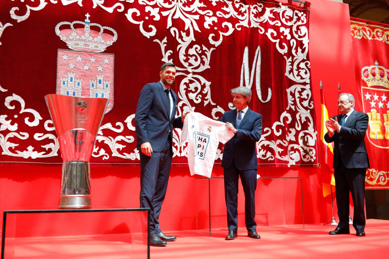El acto, presideido por el presidente de la Comunidad de Madrid, Ángel Garrido, han intervenido el presidente del Real Madrid, Florentino Pérez, y el capitán del equipo, Felipe Reyes.