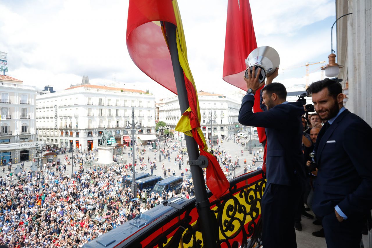 El acto, presideido por el presidente de la Comunidad de Madrid, Ángel Garrido, han intervenido el presidente del Real Madrid, Florentino Pérez, y el capitán del equipo, Felipe Reyes.