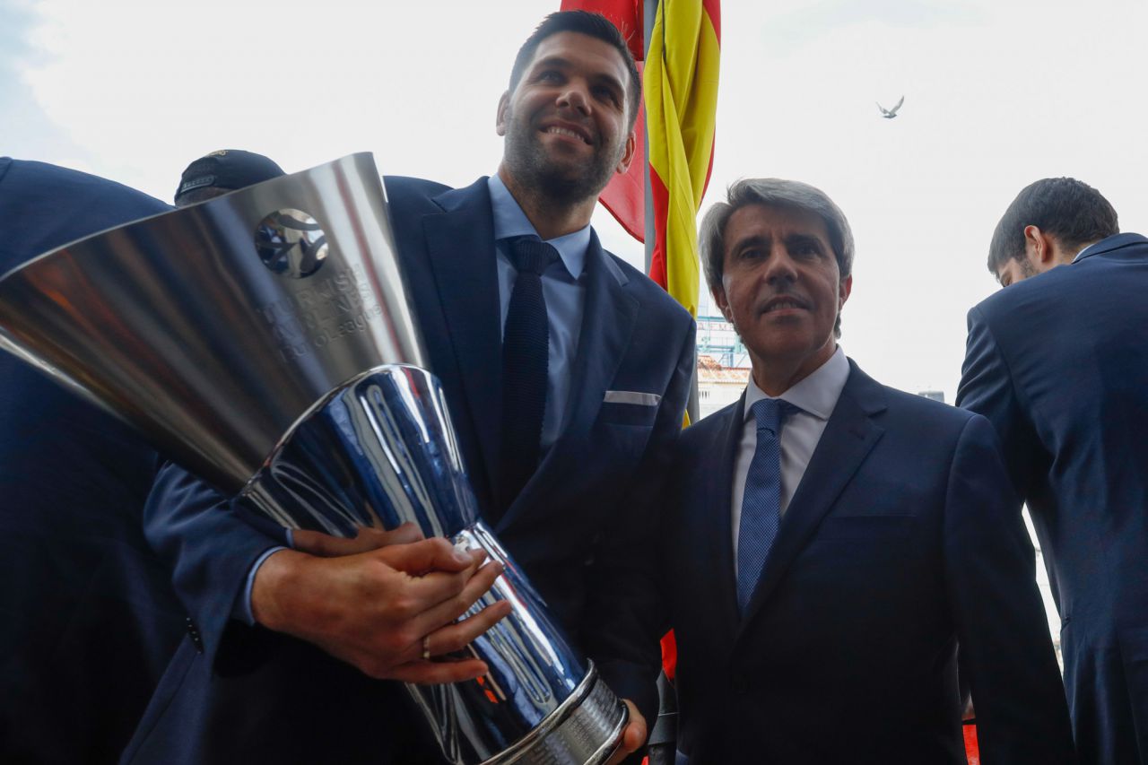El acto, presideido por el presidente de la Comunidad de Madrid, Ángel Garrido, han intervenido el presidente del Real Madrid, Florentino Pérez, y el capitán del equipo, Felipe Reyes.