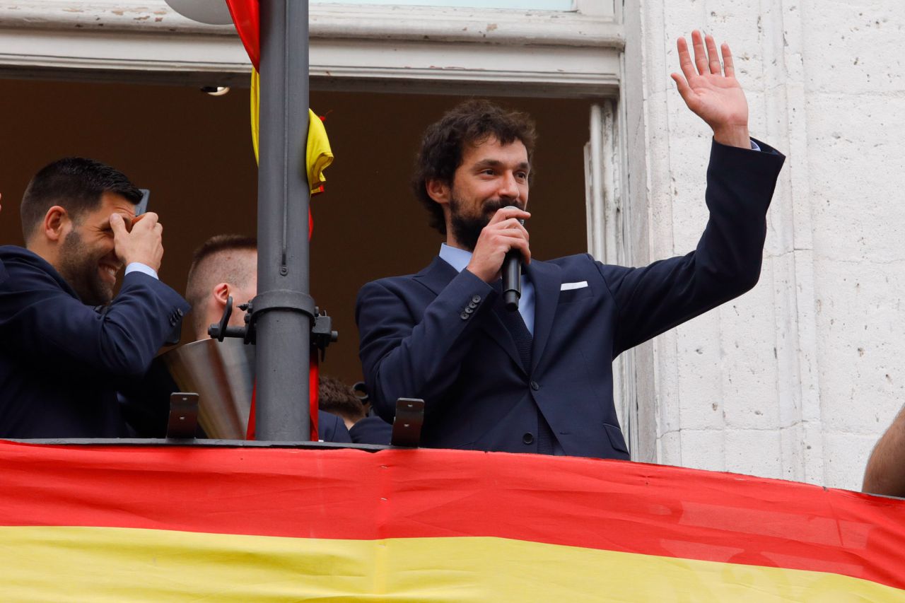 El acto, presideido por el presidente de la Comunidad de Madrid, Ángel Garrido, han intervenido el presidente del Real Madrid, Florentino Pérez, y el capitán del equipo, Felipe Reyes.