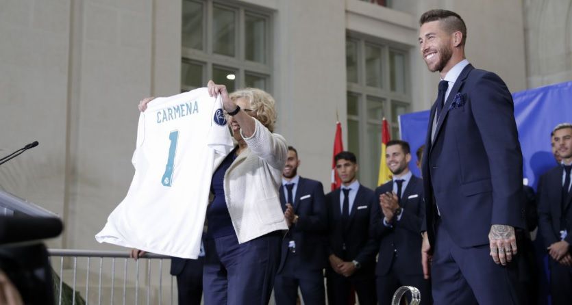 Manuela Carmena recibe a los jugadores del Real Madrid en Cibeles