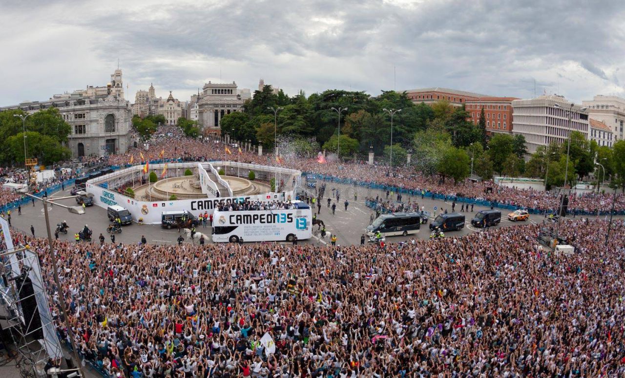 Miles de personas acompañaron a los jugadores del Real Madrid en la Cibeles.