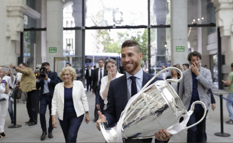 Manuela Carmena recibe a los jugadores del Real Madrid en Cibeles