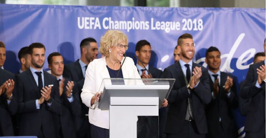 Manuela Carmena recibe a los jugadores del Real Madrid en Cibeles