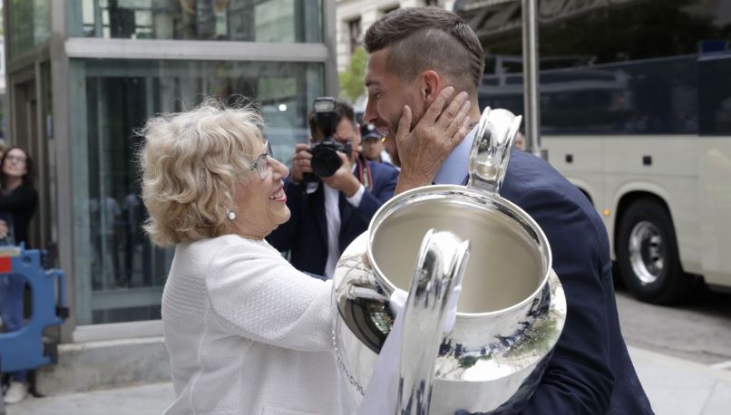 Manuela Carmena recibe a los jugadores del Real Madrid en Cibeles