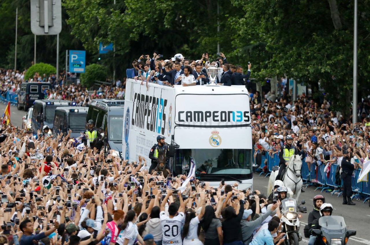 El autobús del Real Madrid en su paseo por Madrid