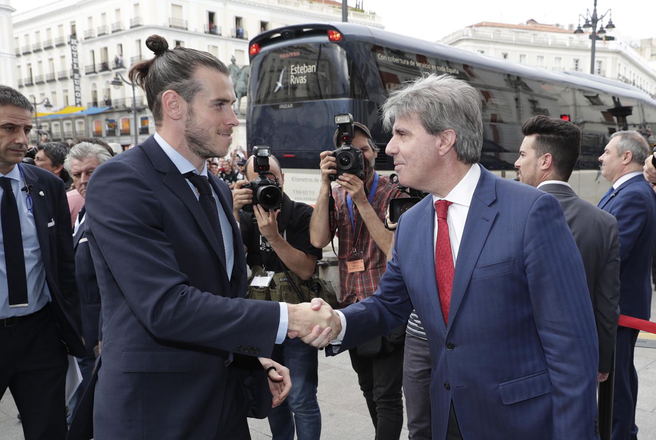 Ángel Garrido con Bale en el recibimiento en la Real Casa de Correos.