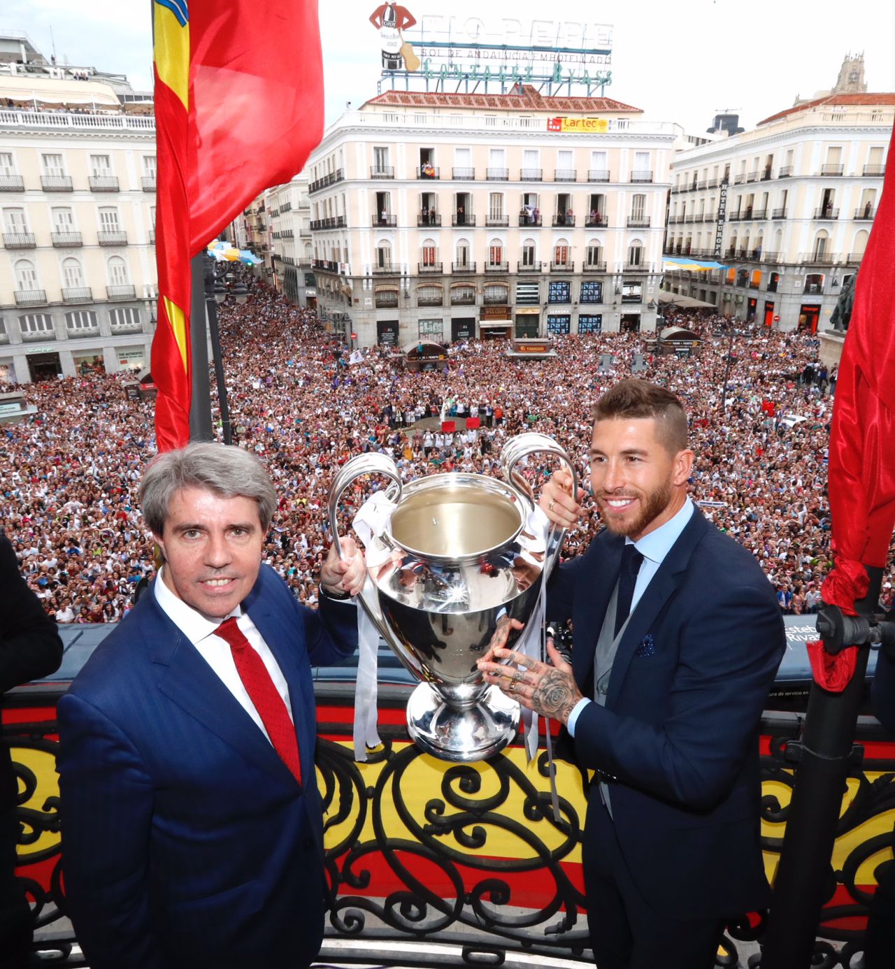 Ángel Garrido con Sergio Ramos en el balcón de la Real Casa de Correos.