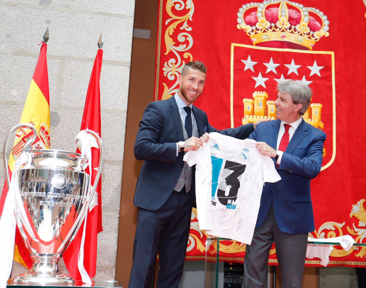 Ángel Garrido con Sergio Ramos en el balcón de la Real Casa de Correos.