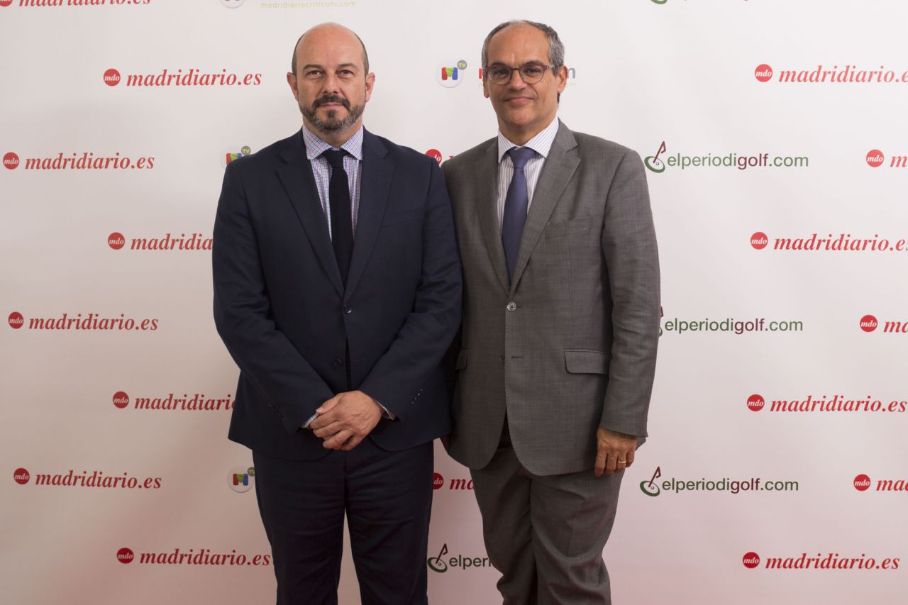 Pedro Rollán, vicepresidente y portavoz de la Comunidad de Madrid, con Rafael van Grieken, consejero de Educación.