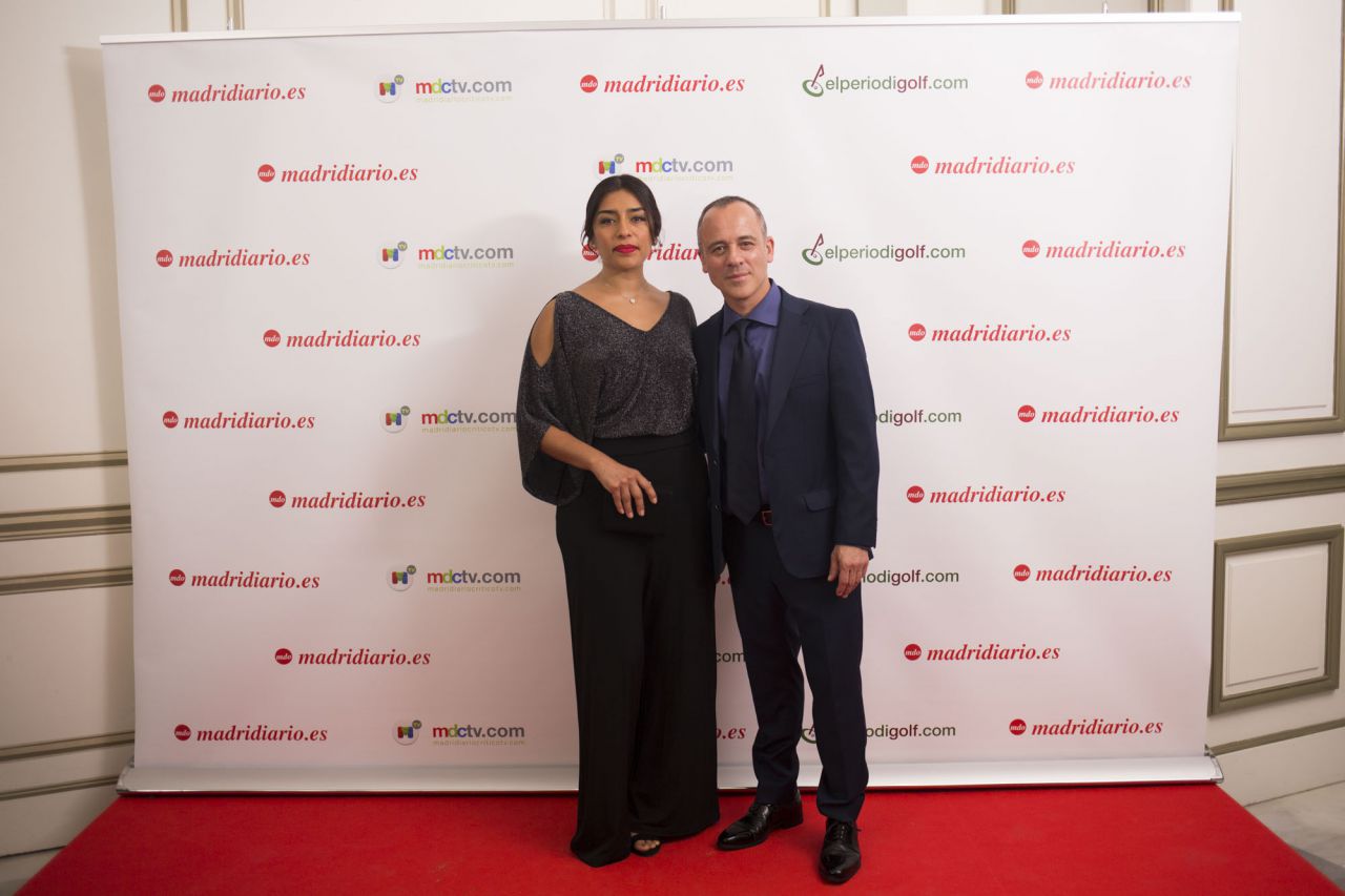 Javier Gutiérrez, premiado, con Adriana Paz.