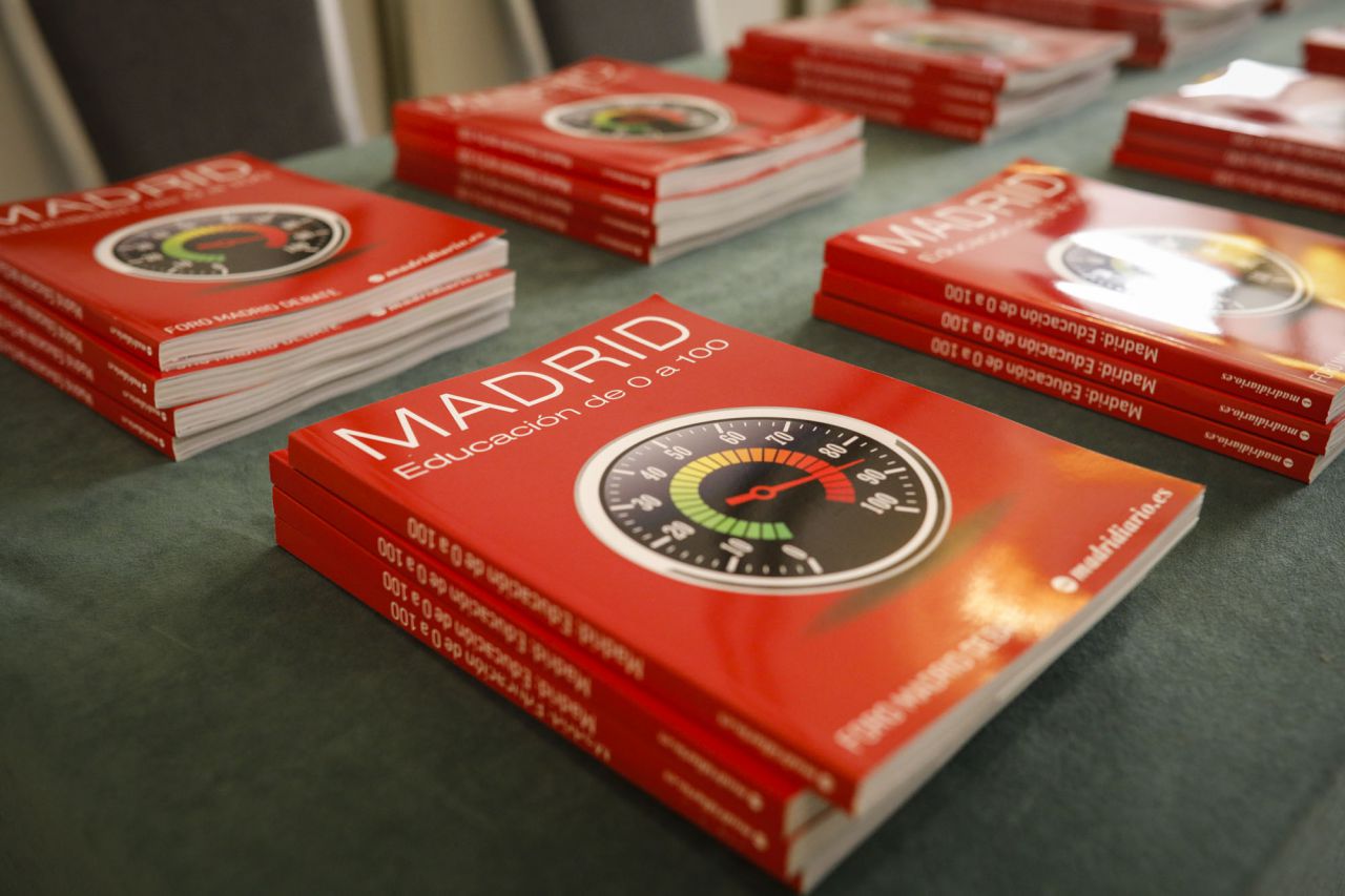 El libro 'Educación de 0 a 100', editado por Madridiario, se entregó a los asistentes.