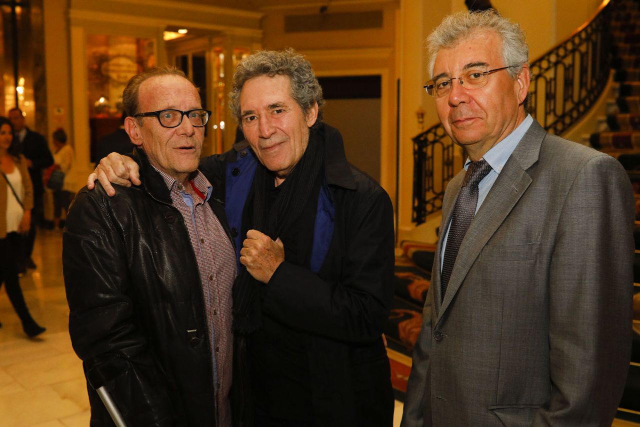 El periodista Nino Olmeda posa con Miguel Ríos y Pedro Montoliú.