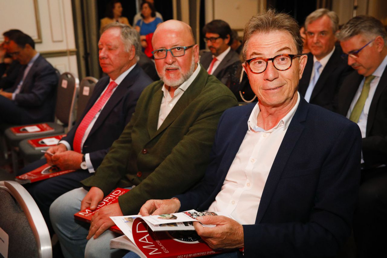 Jaime Cedrún, secretario general de CCOO, y Luis Miguel López Reillo, secretario general de UGT. Al fondo, Clemente González Soler, presidente de Ifema.
