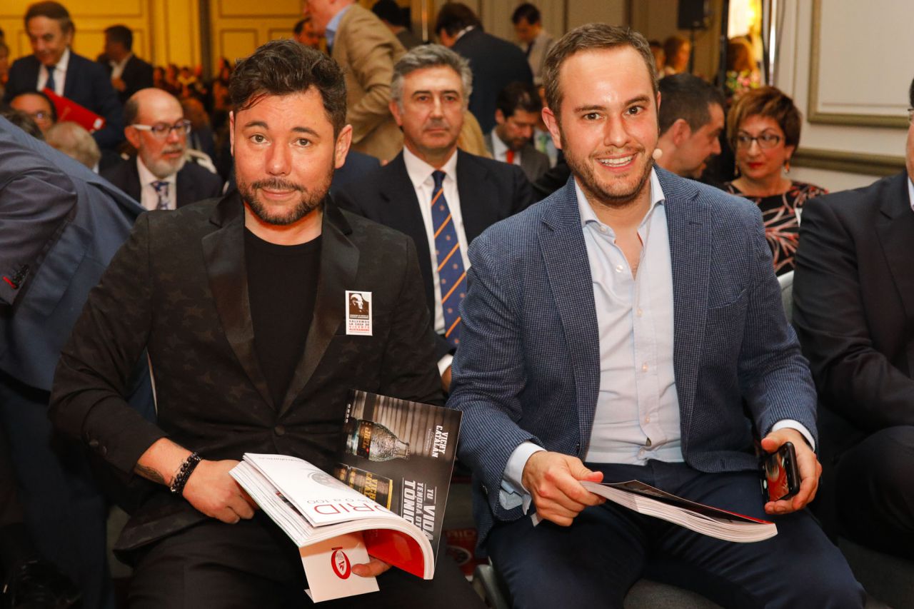 Miguel Poveda, junto a Jorge Blass.