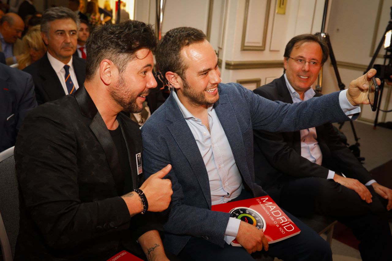Miguel Poveda se hace un selfie con Jorge Blass.