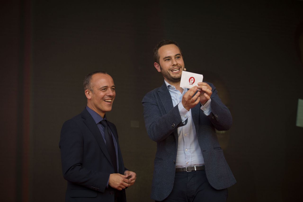 El actor Javier Gutierrez y el mago Jorge Blass.