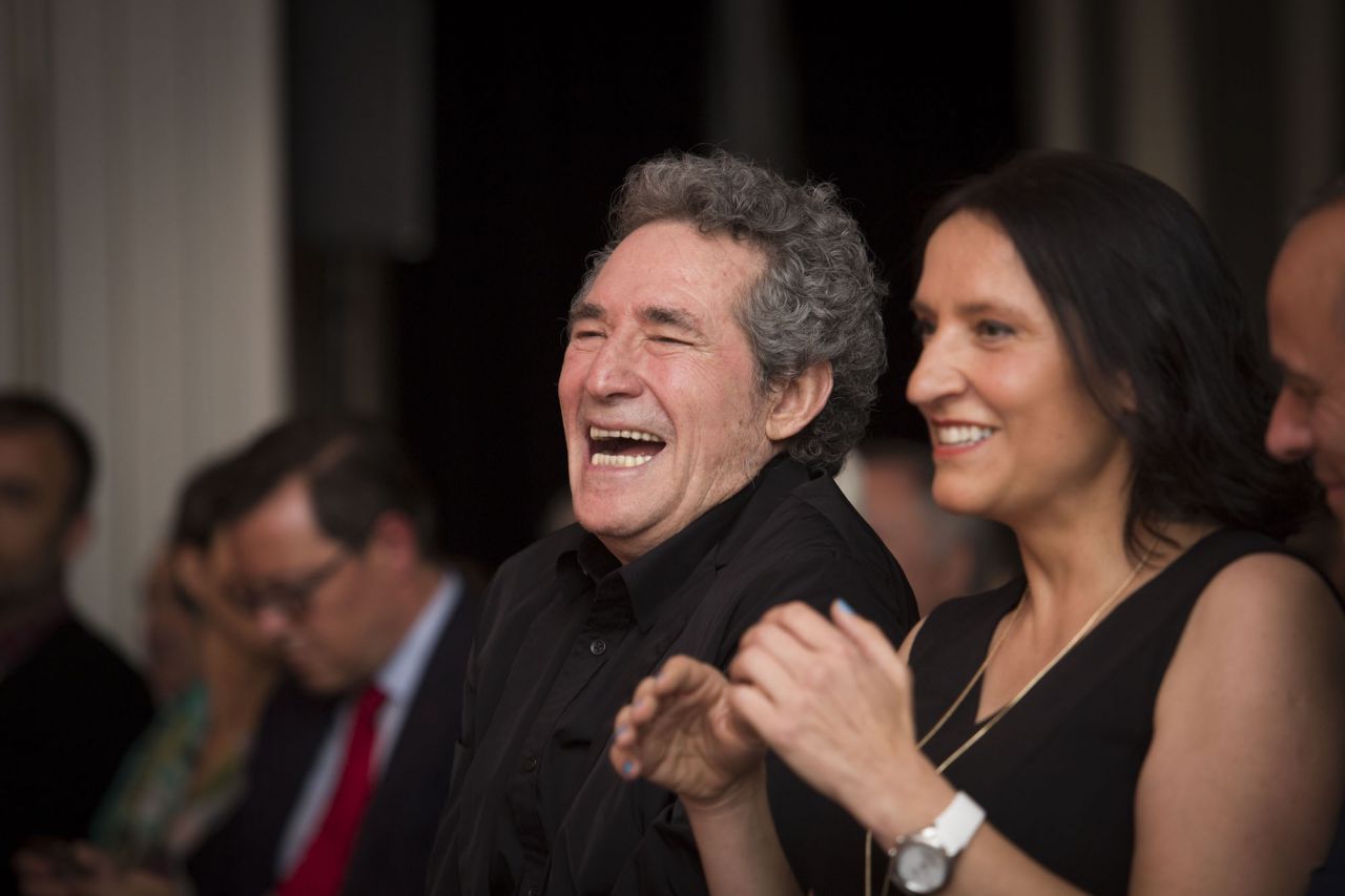 Miguel Ríos junto a una de las mujeres de Reto Pelayo Vida.