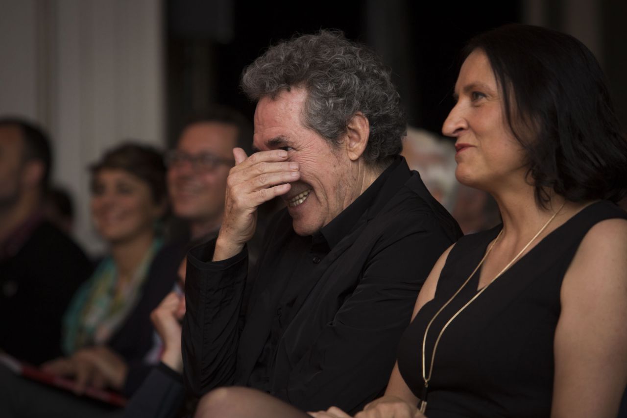 Miguel Ríos junto a una de las mujeres de Reto Pelayo Vida.