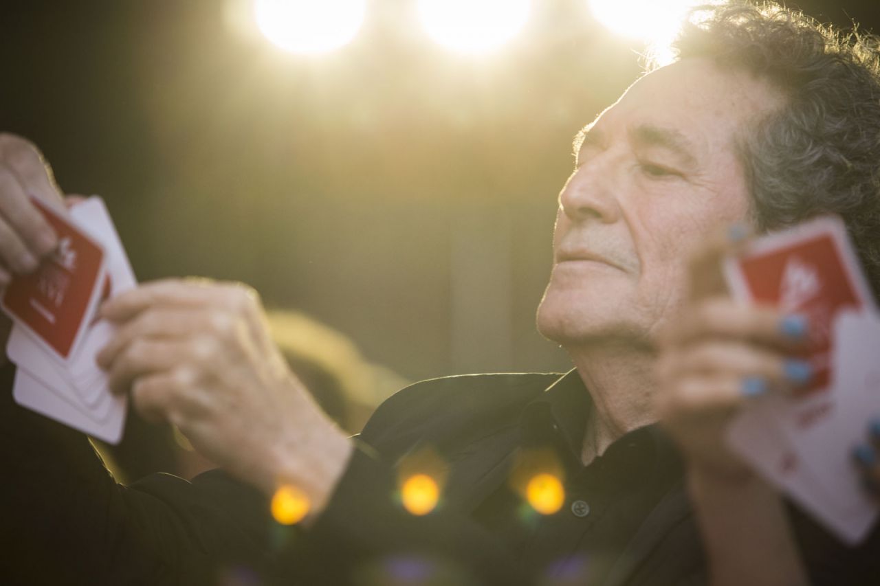 Miguel Ríos durante el número de magia de Jorge Blass.