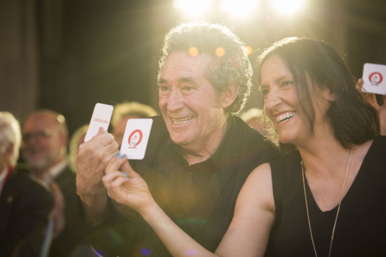 Miguel Ríos participa en el truco.