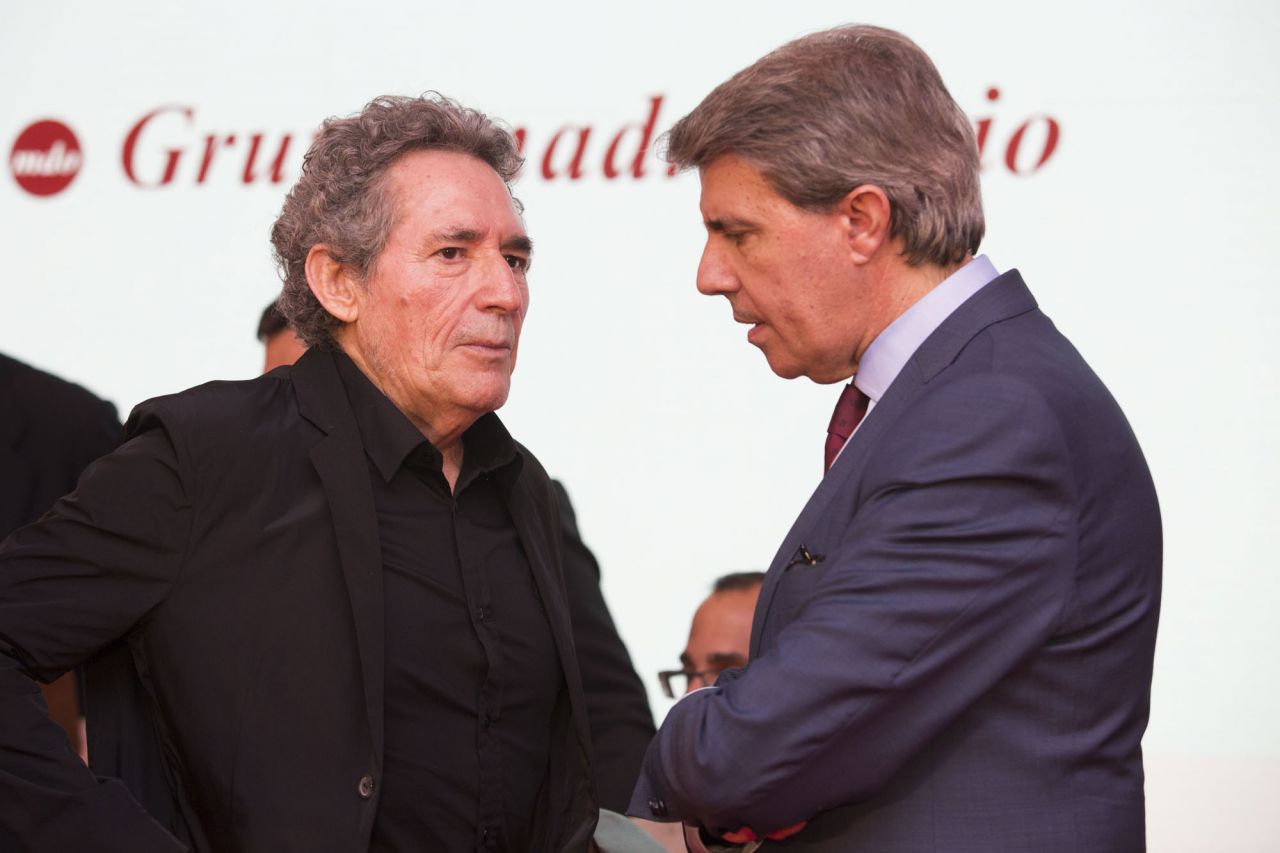 El artista Miguel Ríos charla con el presidente de la Comunidad de Madrid, Ángel Garrido.