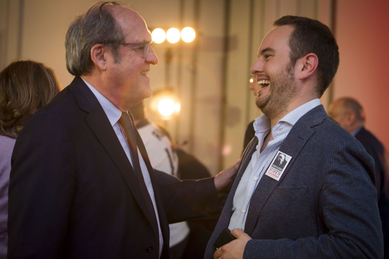 El portavoz del PSOE-M en la Asamblea de Madrid, Ángel Gabilondo con el mago Jorge Blass.