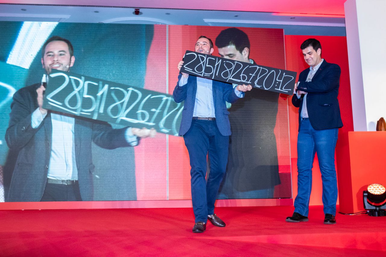 El mago Jorge Blass adivina los números escritos por uno de los asistentes a la gala.