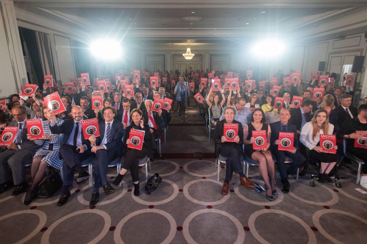 El público con el libro 'Madrid: Educación de 0 a 100'.