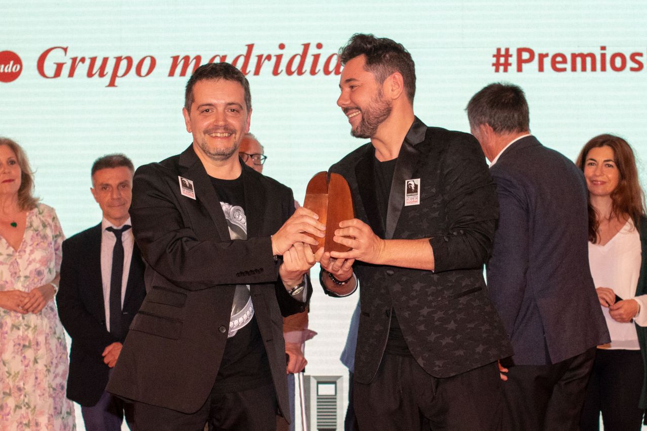 El cantante Miguel Poveda entrega el premio a Alejandro Sanz por la recuperación de la casa de Vicente Aleixandre en la categoría Iniciativa Cultural.