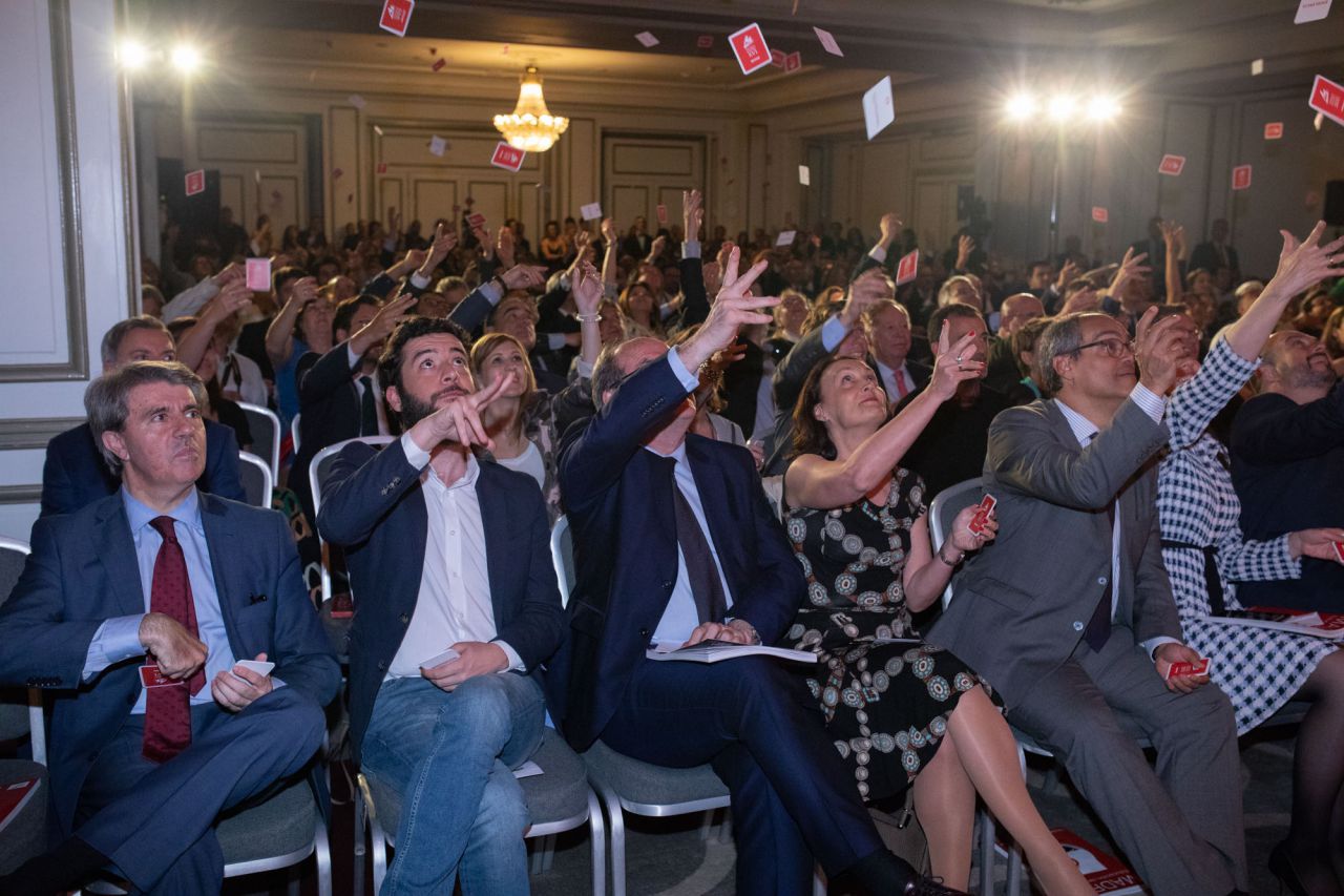 El público, manos inocentes de un truco de Jorge Blass.