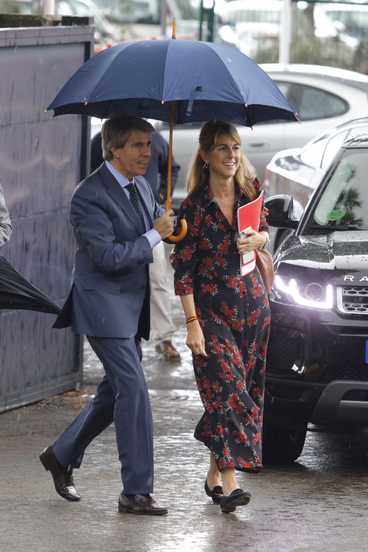 Ángel Garrido, presidente de la Comunidad de Madrid, junto a su jefa de comunicación, María Pelayo.