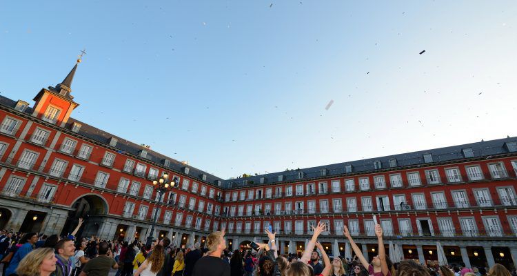 Lluvia de poemas sobre la Plaza Mayor