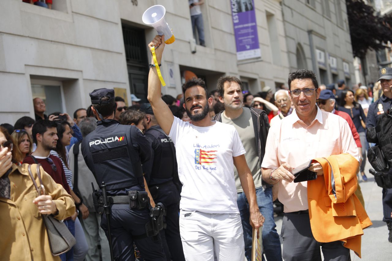 Un centenar de personas se han concentrado a las afueras del Congreso de los Diputados.