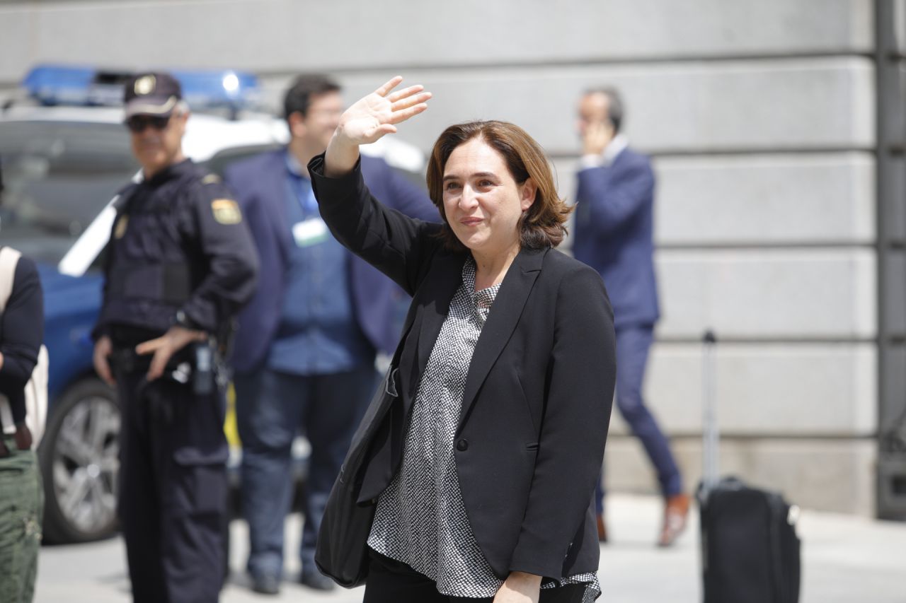 La alcaldesa de Barcelona, Ada Colau, saluda a las personas concentradas en las inmediaciones del Congreso de los Diputados.