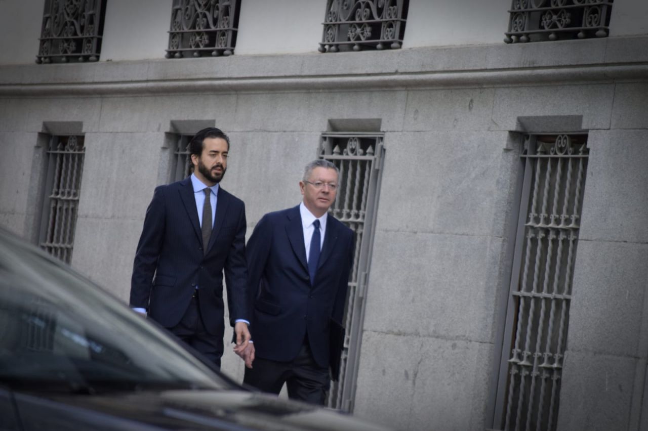 Acompañado de su hijo, Alberto Ruiz Gallardón acude a la Audiencia Nacional para declarar por la compra de Inassa por parte del Canal de Isabel II