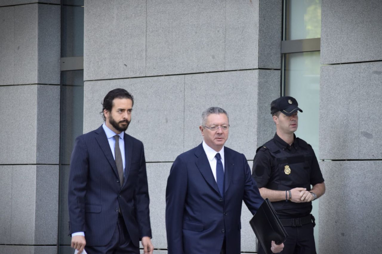 Acompañado de su hijo, Alberto Ruiz Gallardón acude a la Audiencia Nacional para declarar por la compra de Inassa por parte del Canal de Isabel II