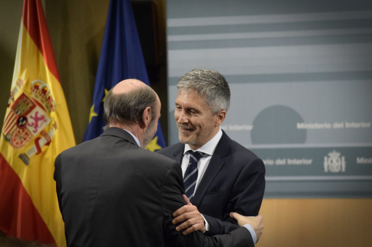 Traspaso de carteras. Fernando Grande- Marlaska, nuevo ministro de Interior, saluda a Alfredo Pérez Rubalcaba.
