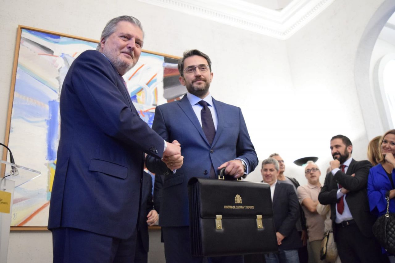 Traspaso de carteras. Màxim Huerta, nuevo ministro de Cultura y Deportes, con Méndez de Vigo.
