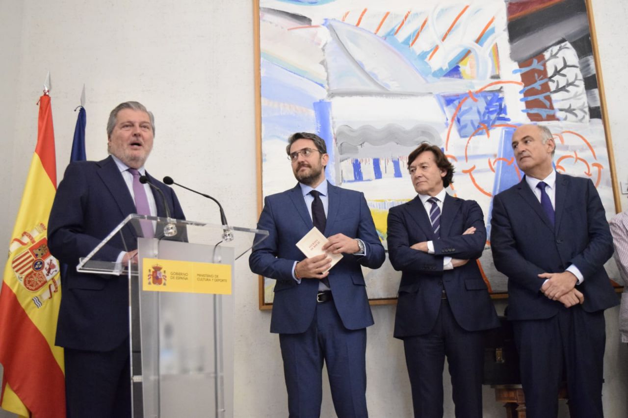 Traspaso de carteras. Màxim Huerta, nuevo ministro de Cultura y Deportes, con Méndez de Vigo.