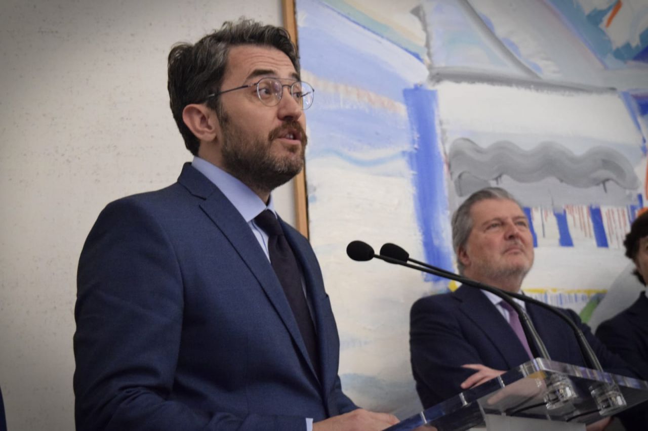 Traspaso de carteras. Màxim Huerta, nuevo ministro de Cultura y Deportes, con Méndez de Vigo.