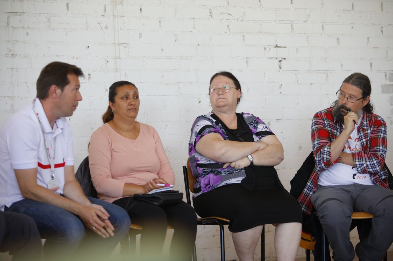 Asunción Ayuso, vecina del sector 6 de la Cañada Real, junto a Rodica, vecina y mediadora rumana.