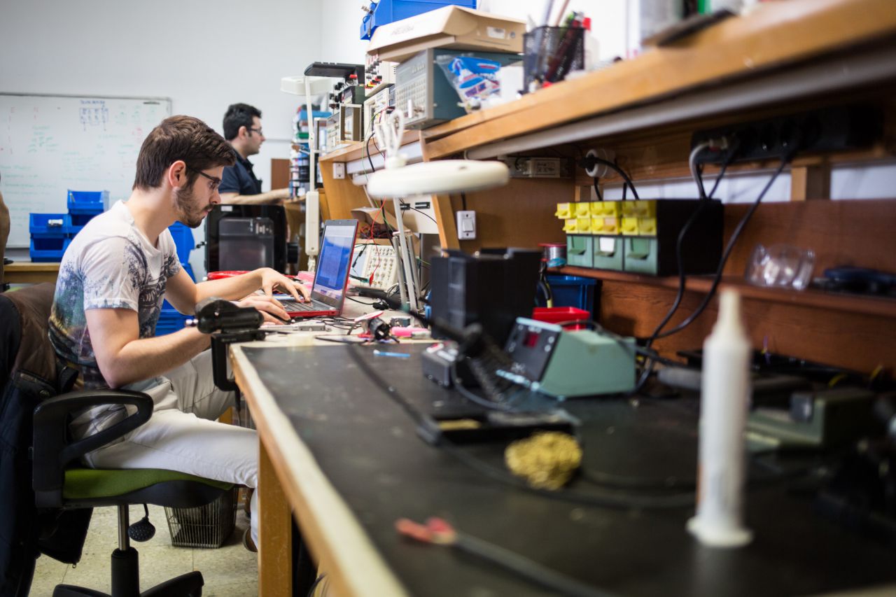 Personal del Centro de Automática y Robótica del CSIC en sus puestos de trabajo.
