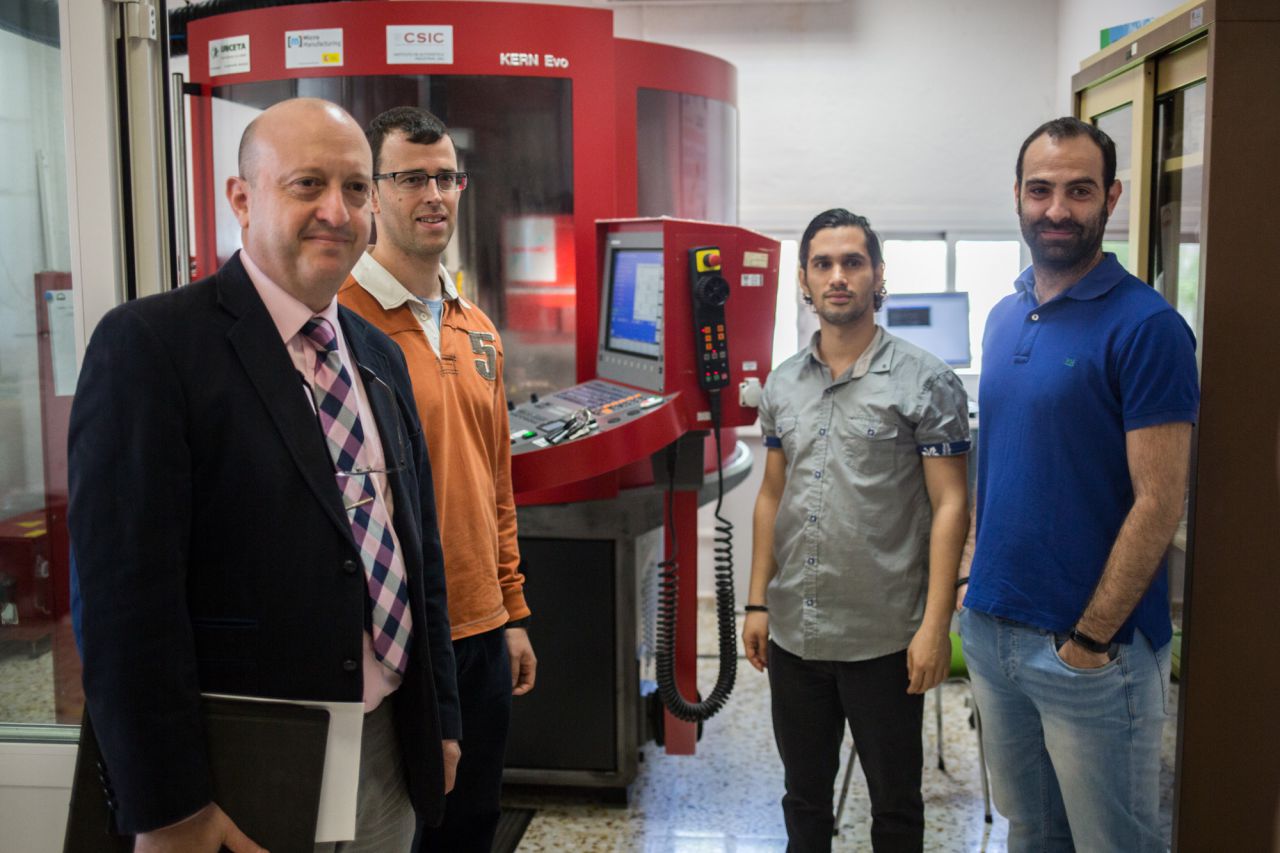 Rodolfo Haber Guerra, vicedirector del CAR, con uno de sus equipos.
