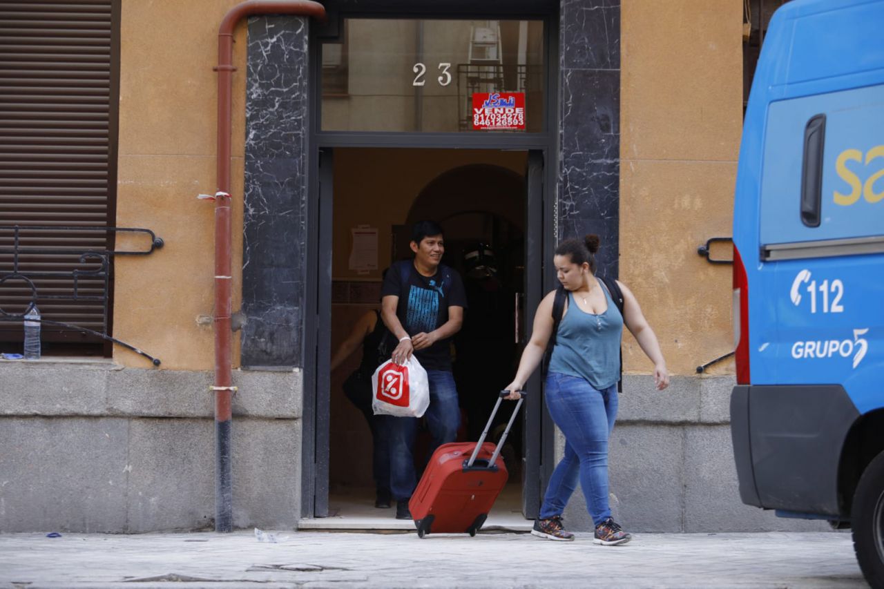 Vecinos desalojados de un edificio de Chamberí en el que se han derrumbado cuatro pasarelas interiores.