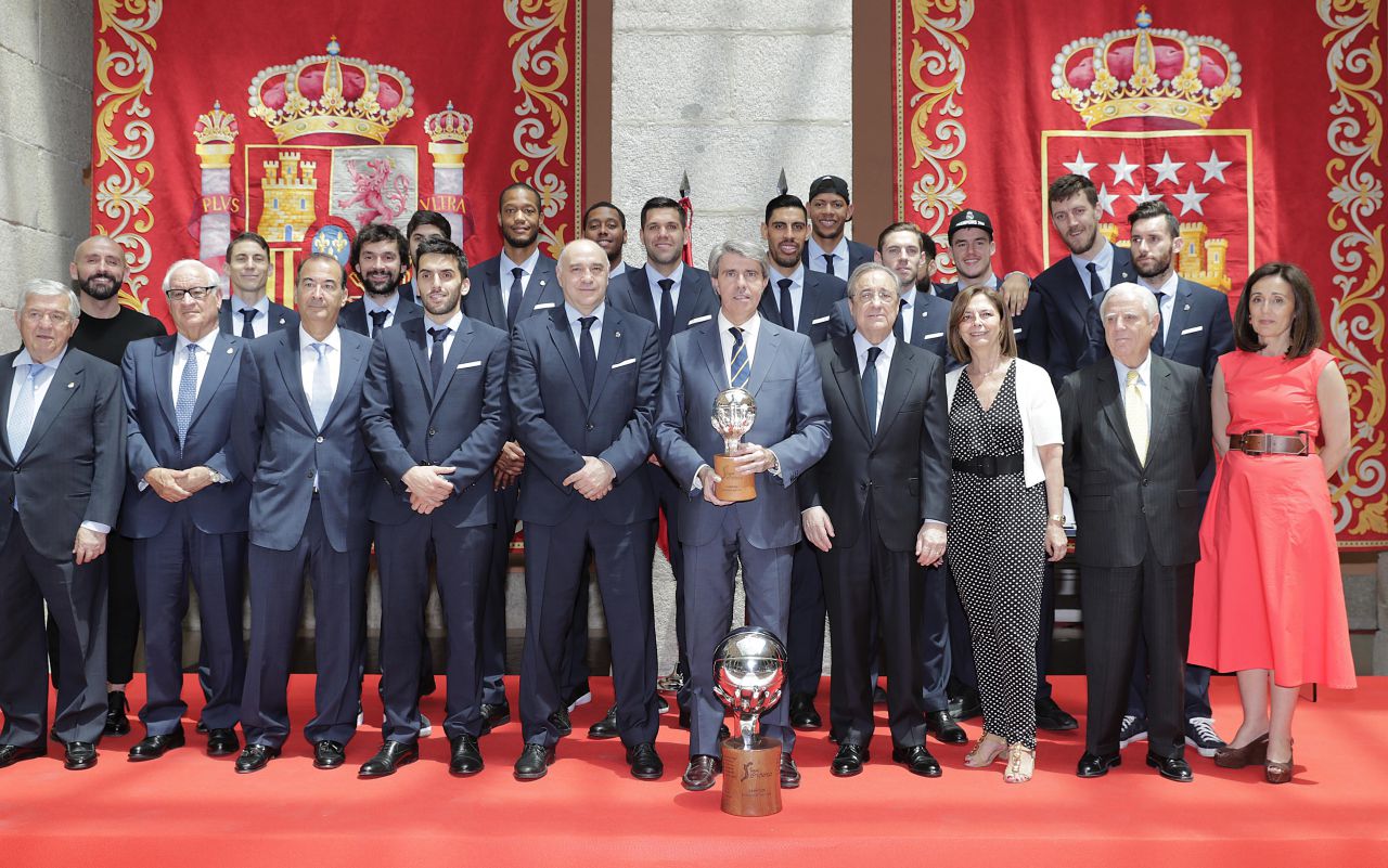 El Real Madrid de Baloncesto visita a Ángel Garrido tras proclamarse campeones de la Liga ACB.
