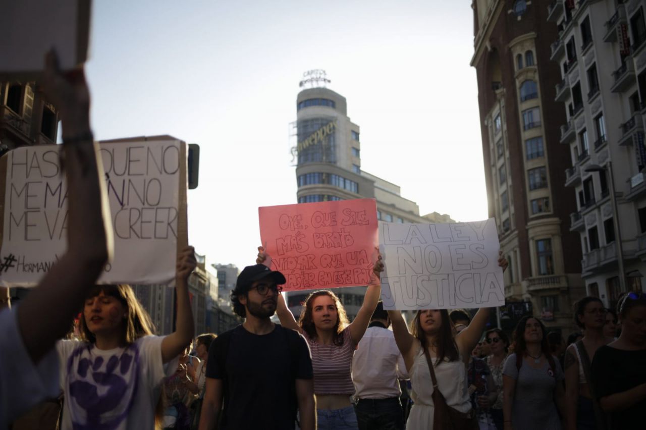 Manifestación en protesta por la puesta en libertad bajo fianza de los condenados por abusos sexuales a una mujer en la fiestas de San Fermín y conocidos como 'La Manada'